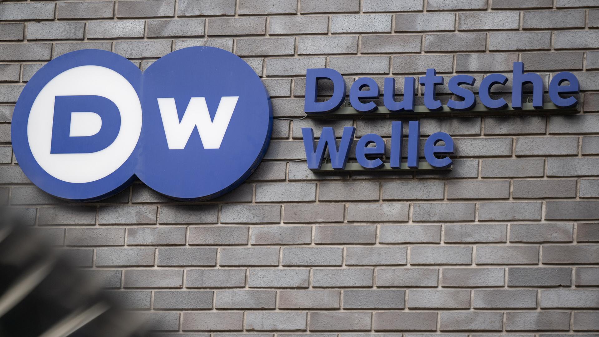 Das Logo des der Deutschen Welle am Hauptstadt-Sitz des Senders. | dpa