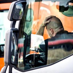 Ein Lkw-Fahrer macht Pause in seinem Fahrzeug