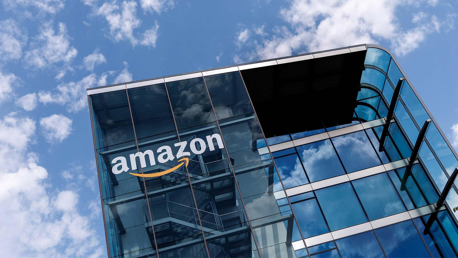Unternehmenslogo an der Fassade der Zentrale von Amazon Deutschland. | picture alliance/dpa
