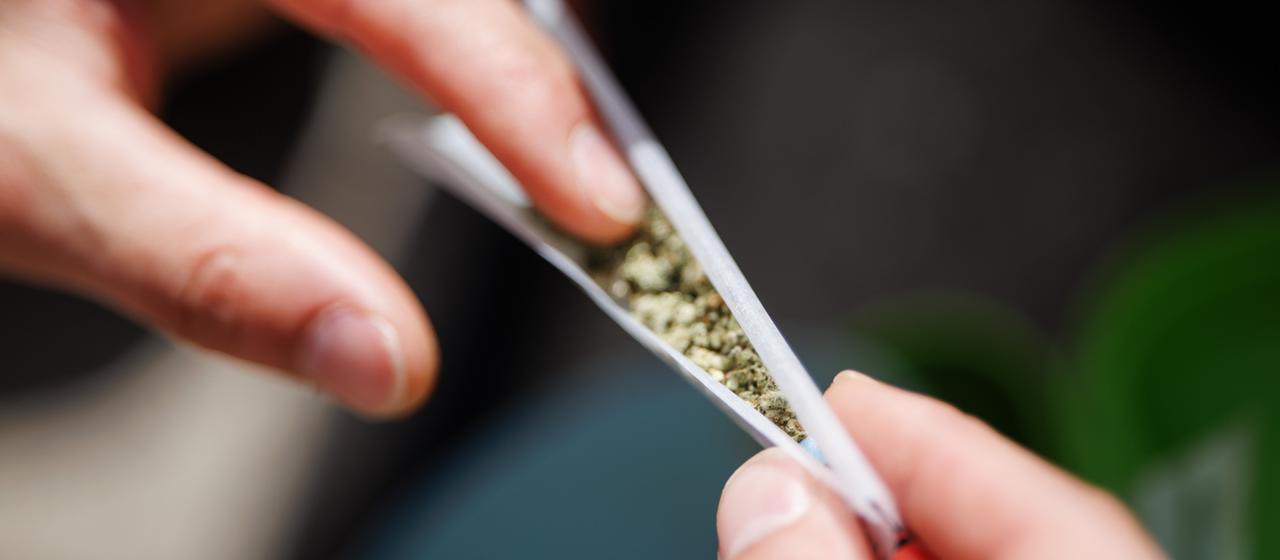 Eine Person rollt einen Joint