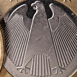 Vorder- und Rückseite einer deutschen Euromünze, mit dem Motiv des Bundesadler.