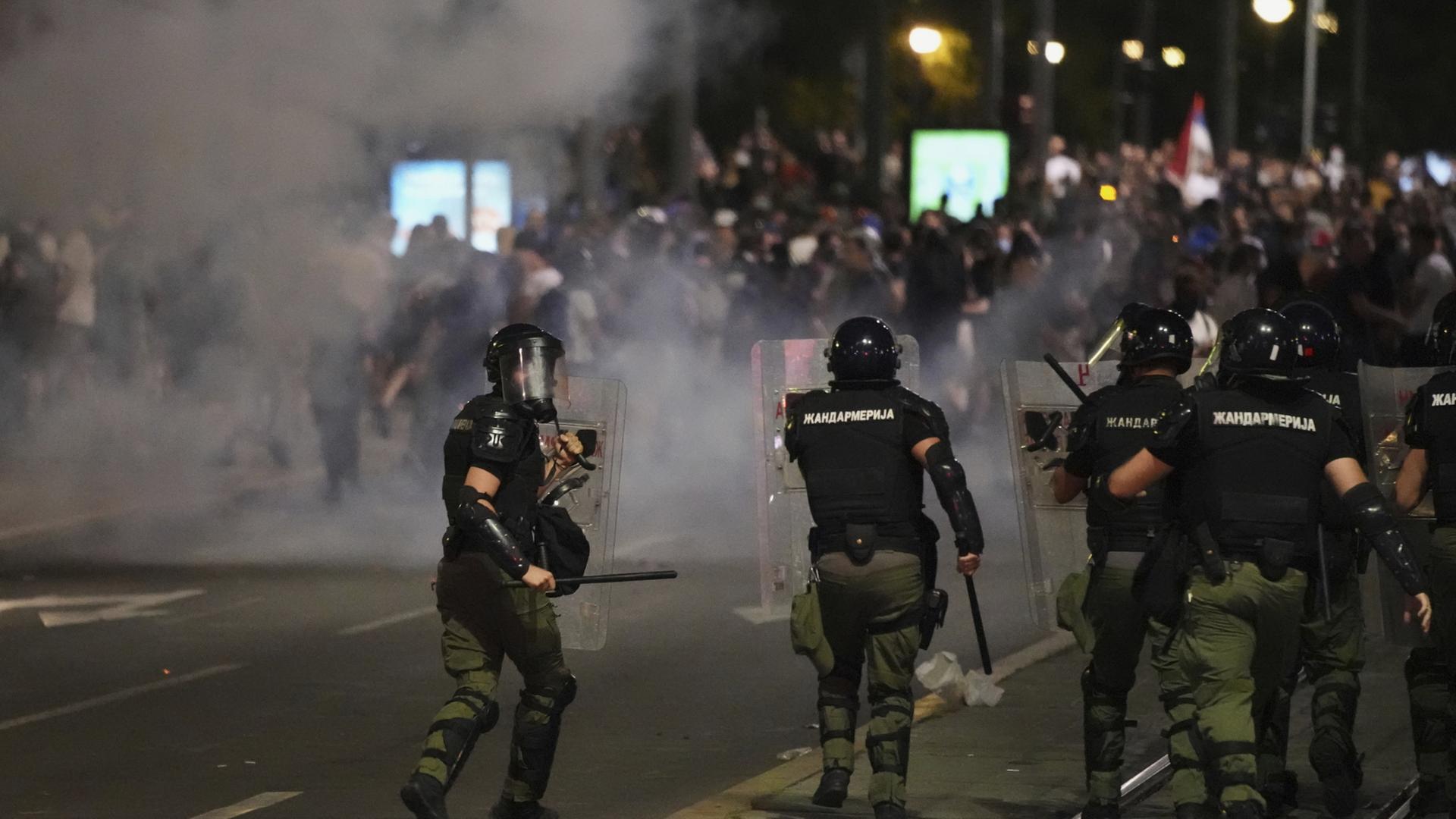 Dutzende Verletzte und Festnahmen bei Protesten in Serbien
