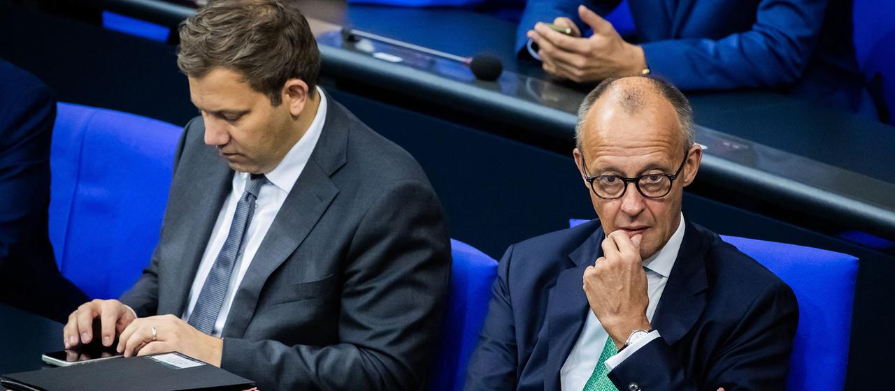 Friedrich Merz (r), sitzt neben Lars Klingbeil.