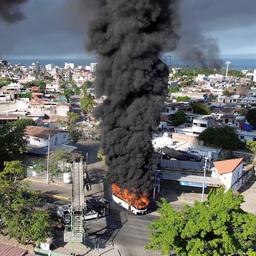 Aus brennenden Fahrzeugen in einer Wohnsiedlung steigen dichte Rauchwolken empor.