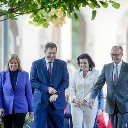 Mitglieder des Bundeskabinetts sind im Garten der Villa Borsig in Berlin zu sehen.