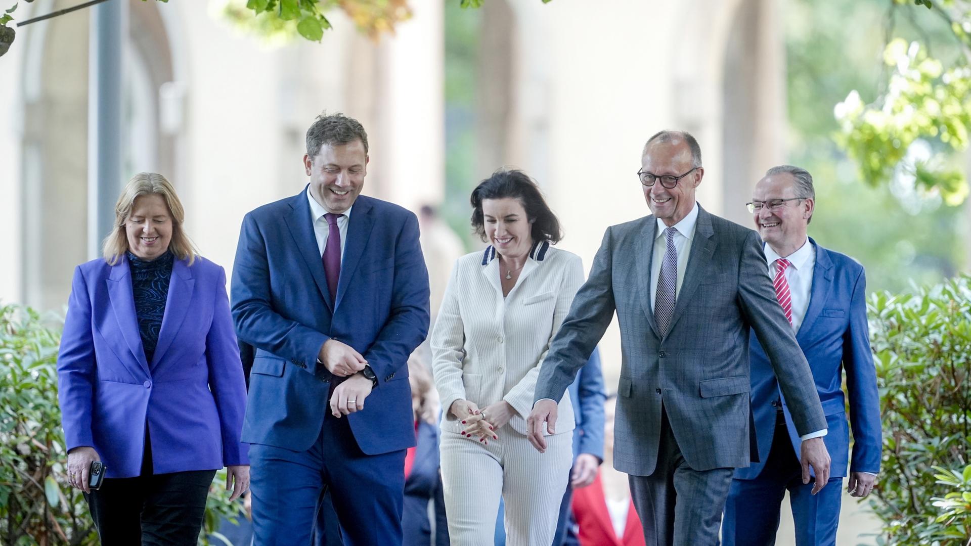 Mitglieder des Bundeskabinetts sind im Garten der Villa Borsig in Berlin zu sehen. | dpa