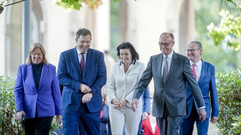 Mitglieder des Bundeskabinetts sind im Garten der Villa Borsig in Berlin zu sehen.
