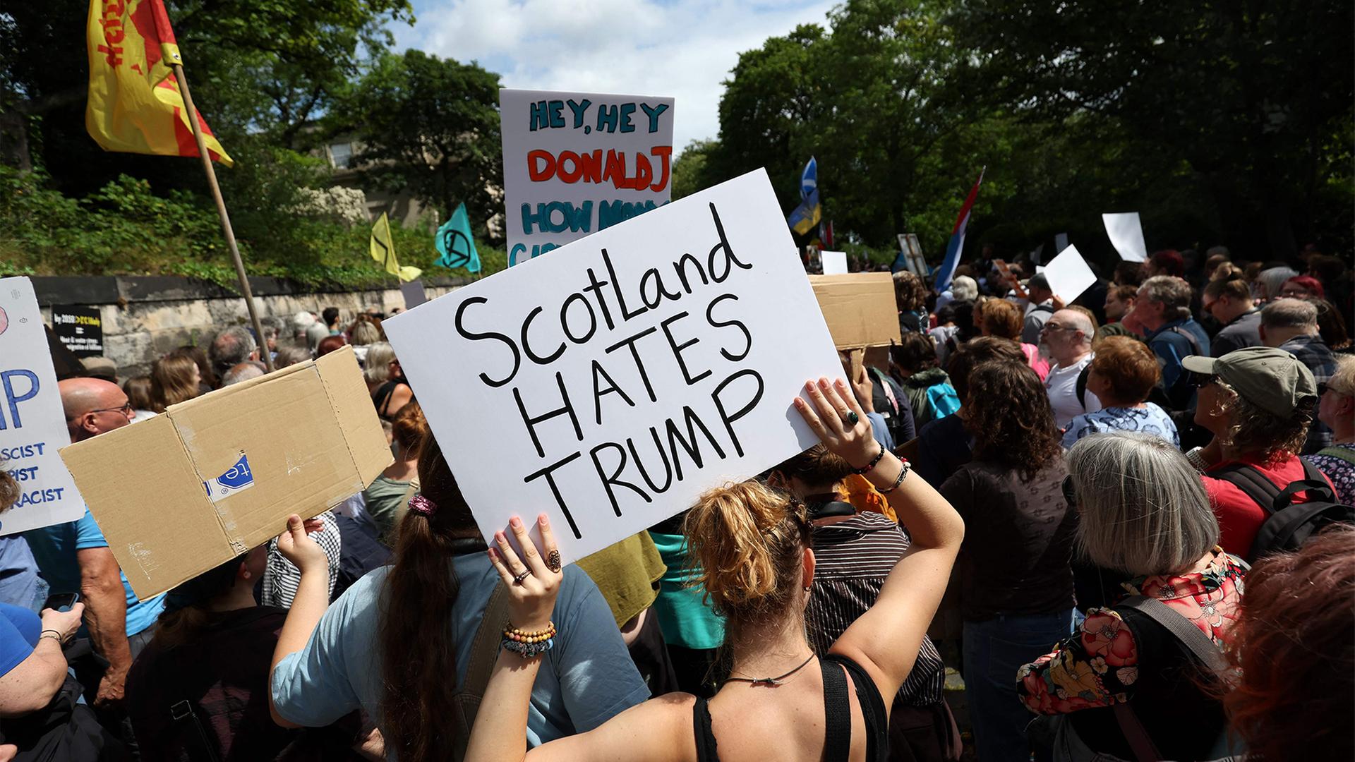 Bei einer Anti-Trump Demonstration in Edinburgh hält eine Frau ein Plakat, auf dem steht: Scotland hates Trump. | AFP