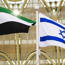 Die Fahnen von Israel und den Vereinigten Arabischen Emiraten