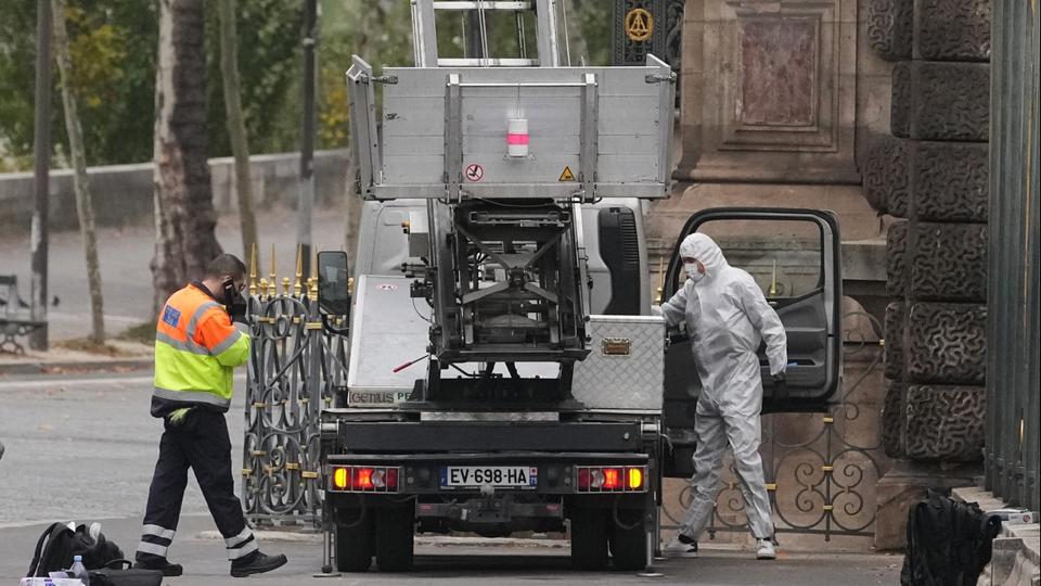 Die Täter versuchten vergeblich, das Fahrzeug mit der Hebebühne in Brand zu setzen. | dpa Ein Mitarbeiter der Spurensicherung arbeitet an einem Lkw vor dem Louvre.