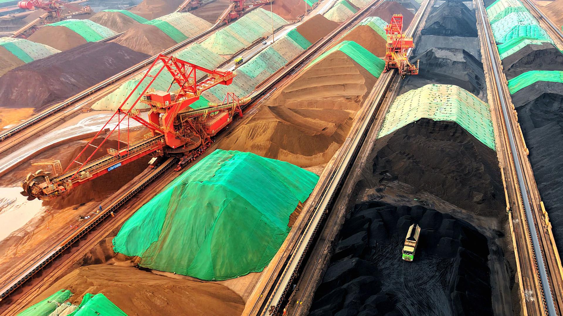 Dieses Bild zeigt einen Eisenerzterminal in einem Hafen in Qingdao in der ostchinesischen Provinz Shandong. | AFP