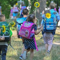 Zukünftige Erstklässler gehen am 08.08.2020 nach der Einschulungsfeier zum Klassenraum der Grundschule in Booßen, einem Ortsteil von Frankfurt (Oder). (Quelle: dpa-Zentralbild/Patrick Pleul)