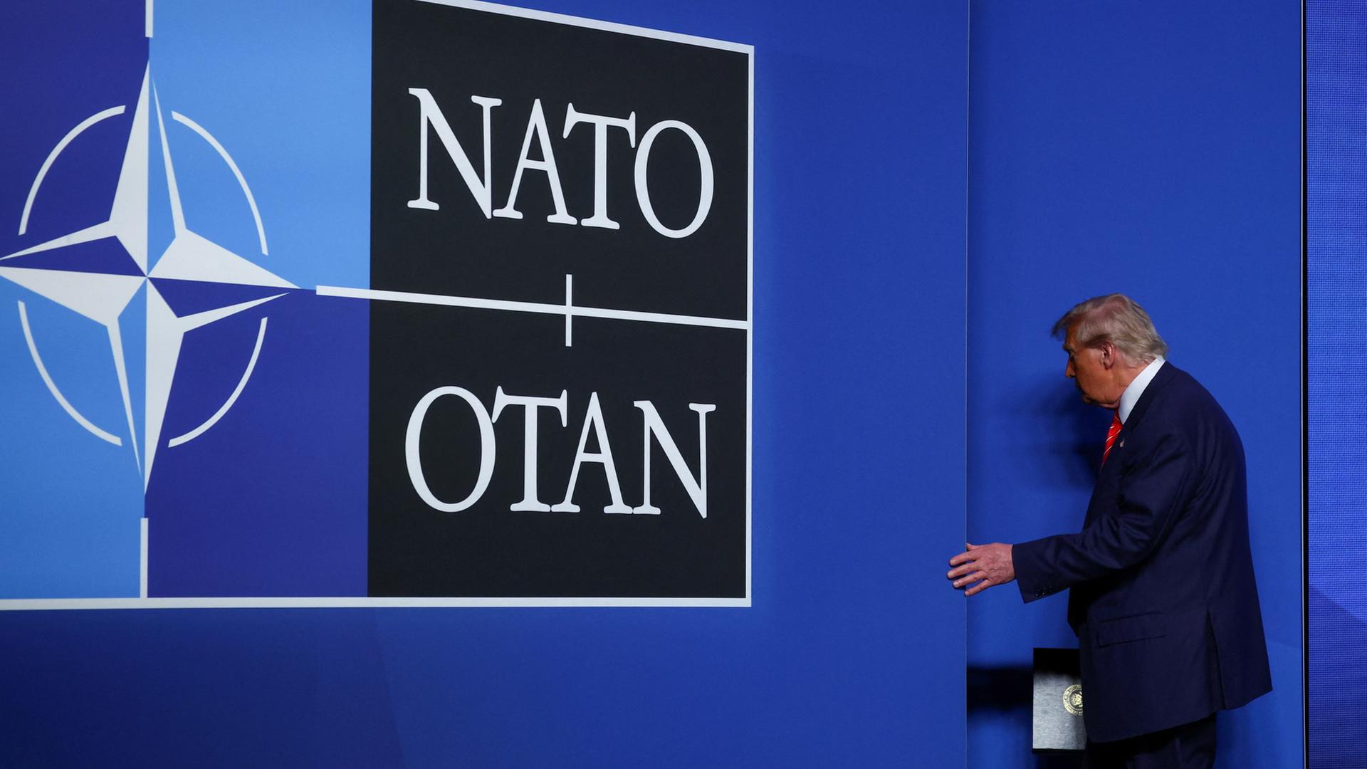 Trump verlässt eine Pressekonferenz auf dem NATO-Gipfel in Den Haag (Niederlande). | REUTERS