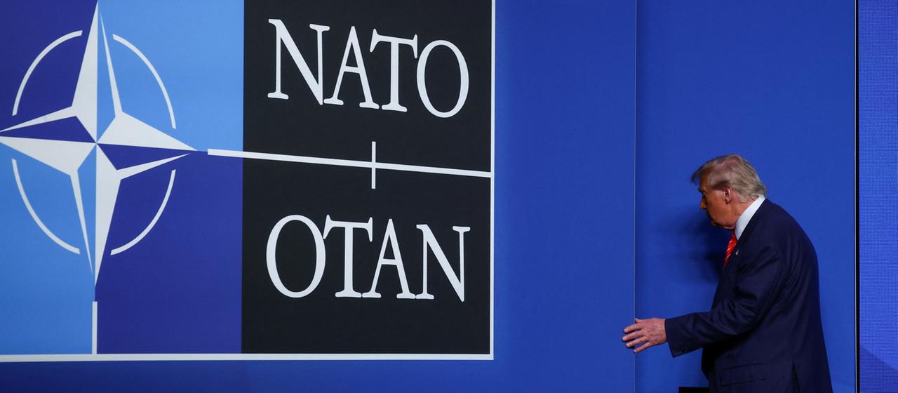 Trump verlässt eine Pressekonferenz auf dem NATO-Gipfel in Den Haag (Niederlande).