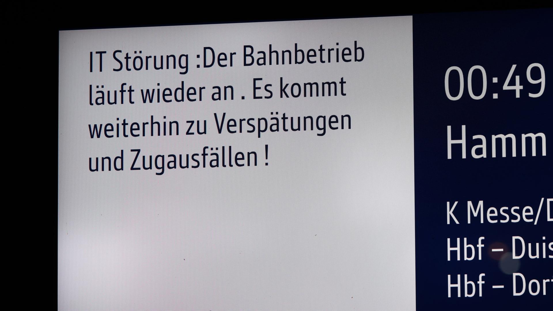 Eine Anzeigetafel in Köln verkündet die Wiederaufnahme des Zugverkehrs. | Rolf Vennenbernd/dpa