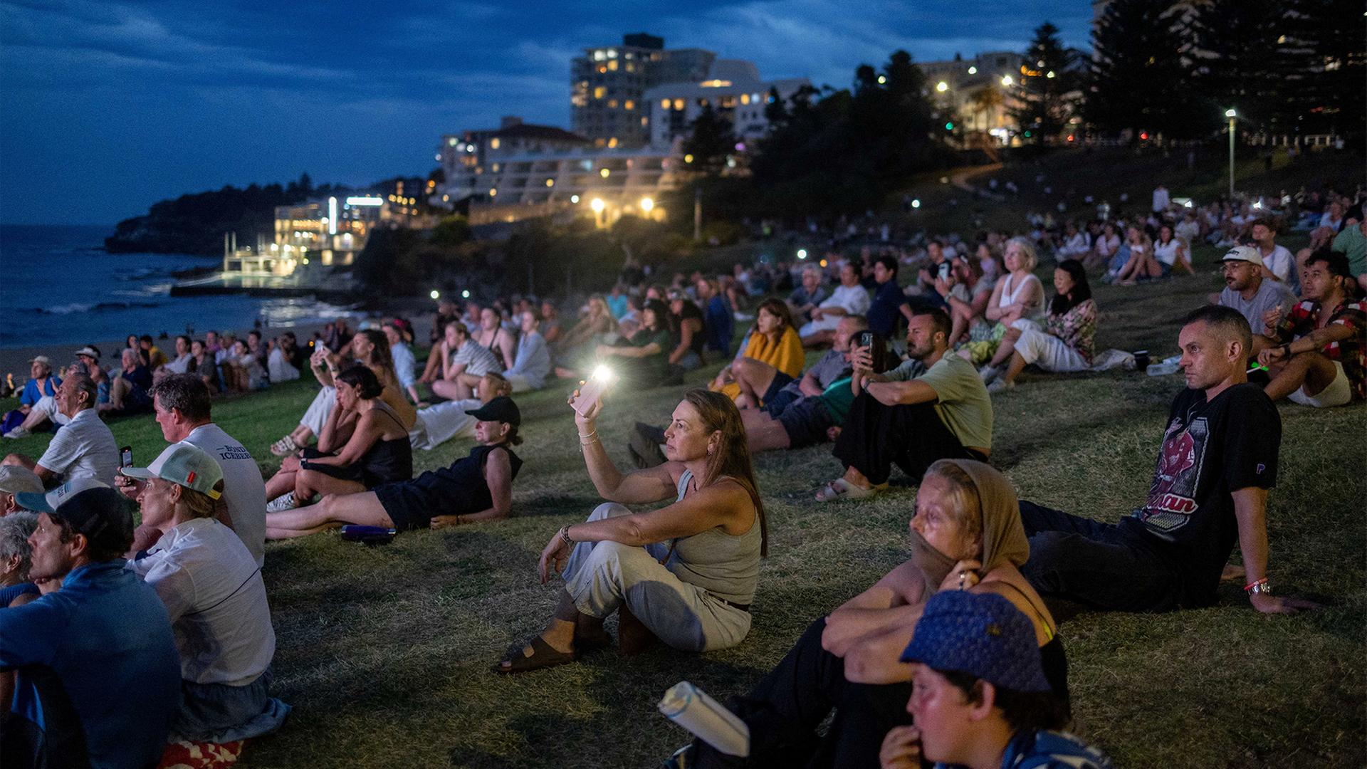 Menschen nehmen an der Feier zum Gedenken der Opfer des Anschlags am Bondi Beach teil. | REUTERS