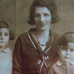 Schwarz-Weiß-Porträt aus dem Jahr 1934 zeigt eine Mutter mit ihren zwei Kindern.