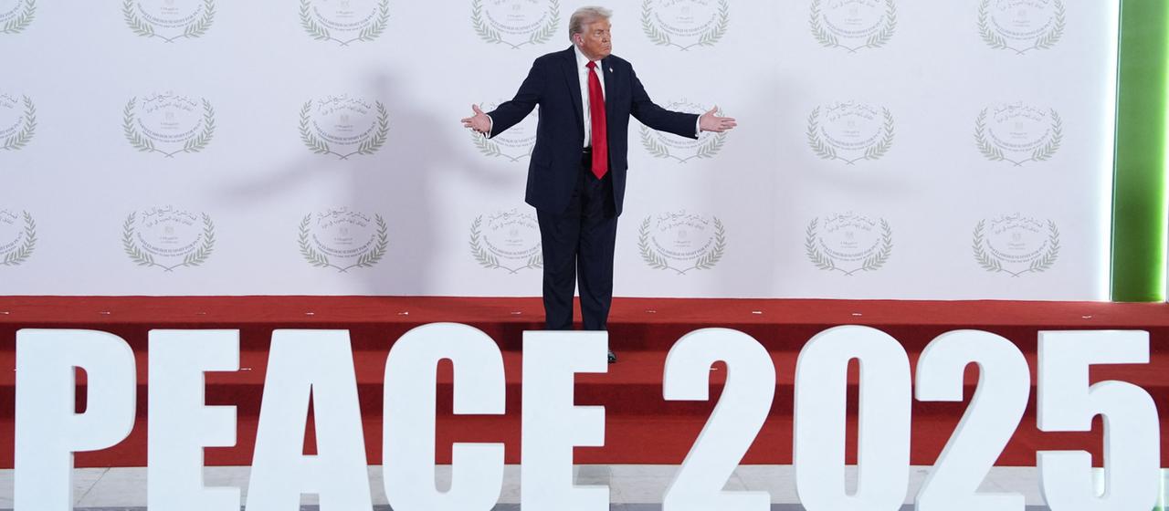 Donald Trump erwartet in Scharm el-Scheich (Ägypten) andere Staatsführer - dabei ist der Schriftzug Donald Trump erwartet in Scharm el-Scheich (Ägypten) andere Staatsführer - dabei ist der Schriftzug