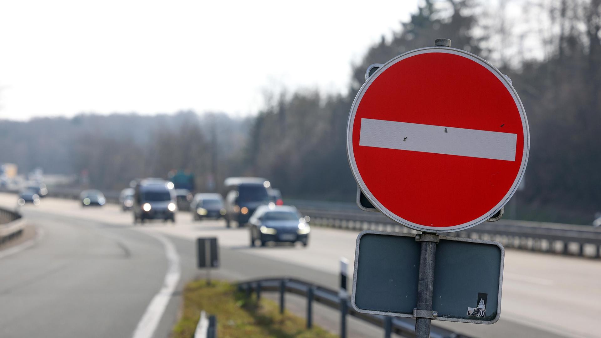Ein Verkehrsschild: Verbot der Einfahrt, im Hintergrund Autobahn | picture alliance / Rene Traut Fotografie | Rene Traut