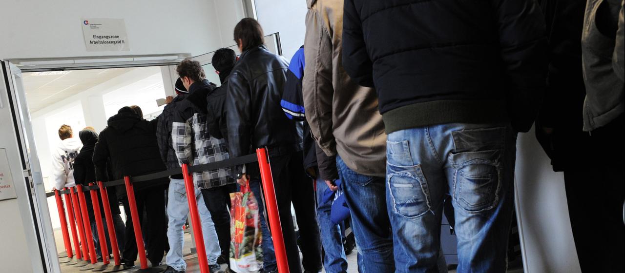 Menschen stehen in einem Jobcebter Schlange.