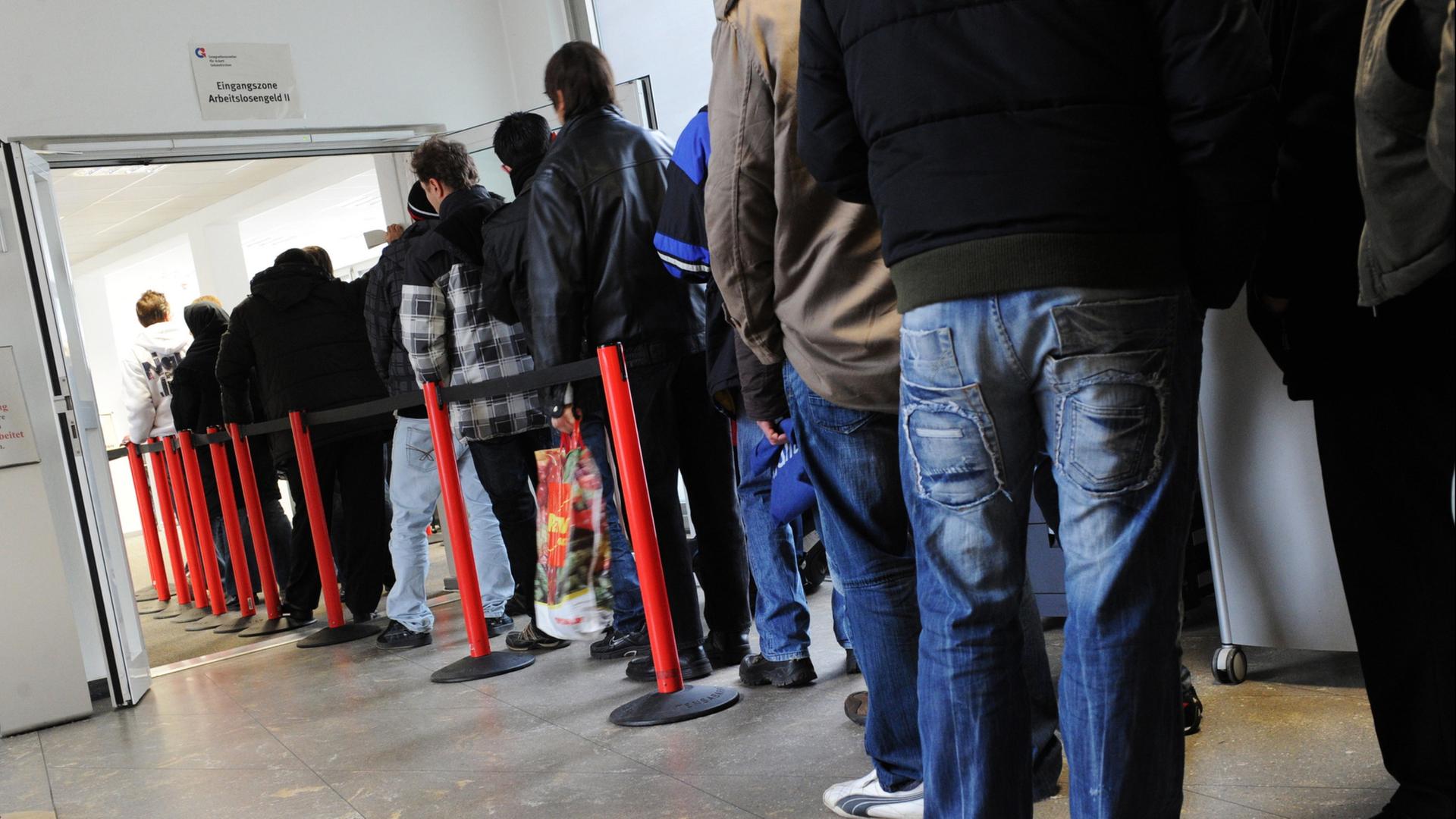 Nach Studie: Was tut sich gegen Rassismus in Behörden? Nach Studie: Was tut sich gegen Rassismus in Behörden?