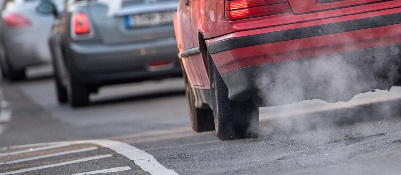 Abgase kommen aus dem Auspuff eines Autos.