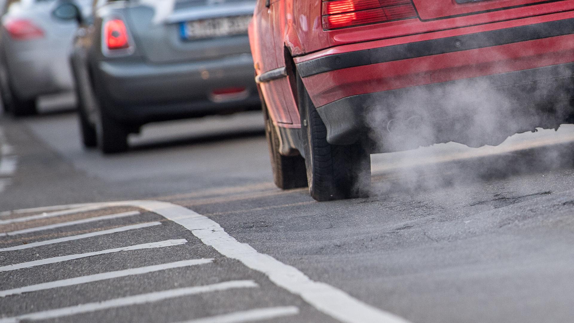 Abgase kommen aus dem Auspuff eines Autos. | picture alliance / Sebastian Gol