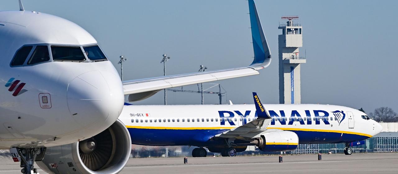 Ein Passagierflugzeug der Ryanair am Hauptstadtflughafen BER. 