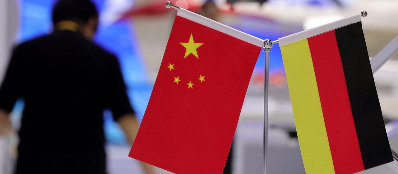 Die chinesische und die deutsche Nationalflagge.