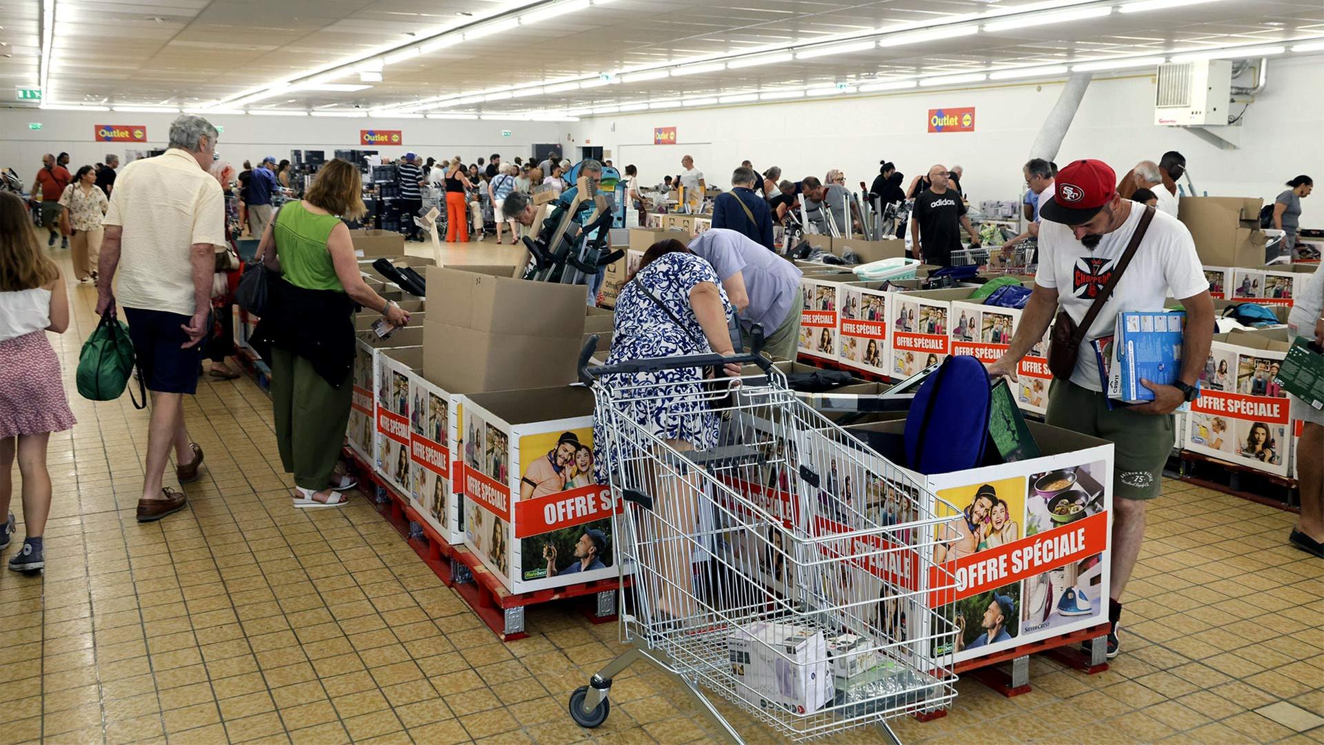 Discounter-Kunden in einem Markt in Frankreich. | picture alliance/dpa/MAXPPP