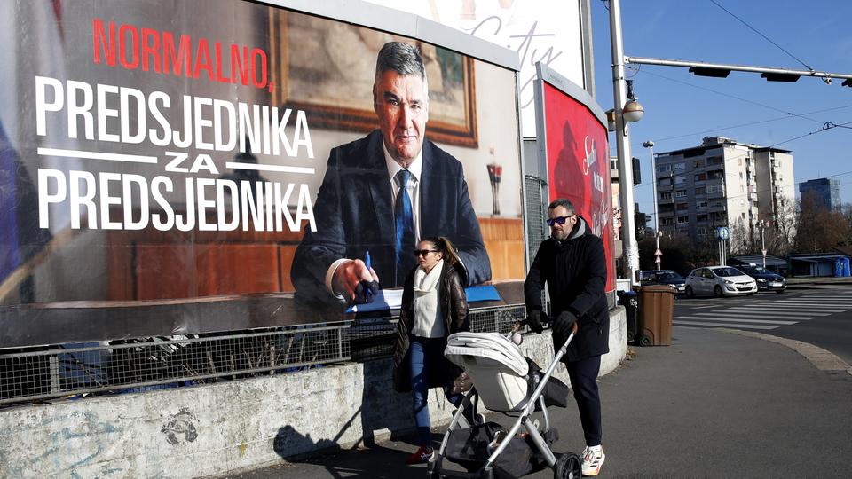 Ein Wahlplakat in Zagreb (Kroatien) zeigt Zoran Milanovic mit dem Slogan "Präsident zum Präsidenten"