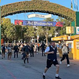 Besucher rennen nach dem Einlass auf das Gelände des Oktoberfests.