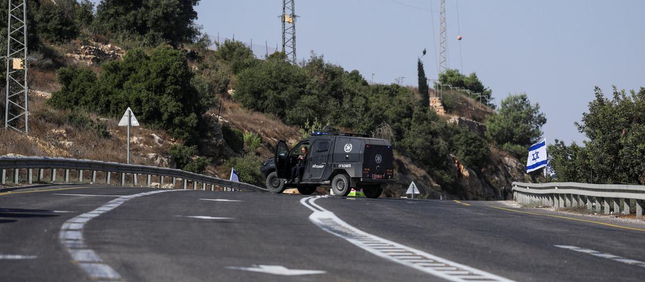 Ein Polizeifahrzeug sperrt eine Straße in Hebron im von Israel besetzten Westjordanland ab.