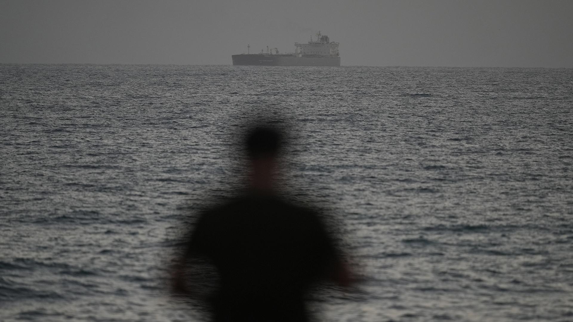 Ein russischer Öltanker nähert sich der Stadt Matanzas auf Kuba.  | Ramon Espinosa/AP/dpa