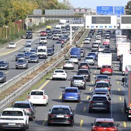 viele Autos, die auf der Autobahn im Stau stehen