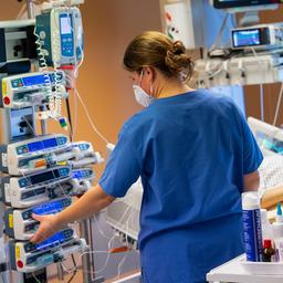 Eine Intensivpflegerin versorgt auf der Intensivstation einer Klinik in Gauting (Bayern) einen Patienten