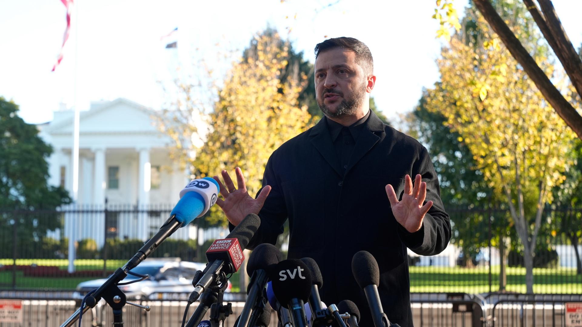 Der ukrainische Präsident Selenskyj vor dem Weißen Haus. | dpa