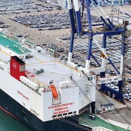 BYD Elektroautos werden im Hafen von Yantai, China verladen.