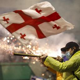 Ein Demonstrant in Georgiens Hauptstadt Tiflis zündet einen Feuerwerkskörper in Richtung Polizei. 