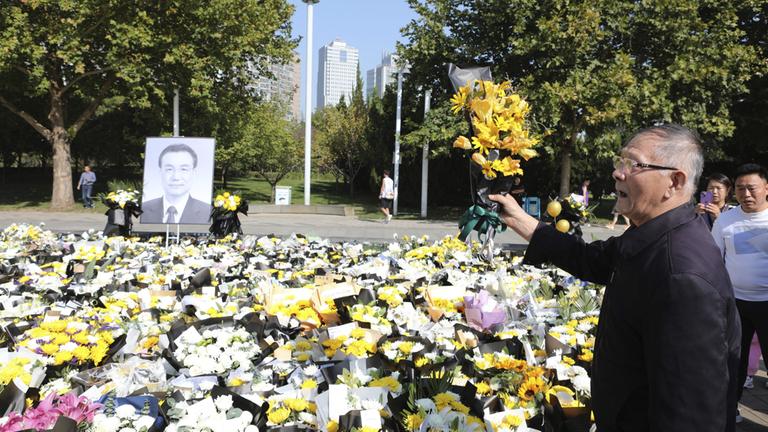 Menschen trauern in China um den verstorbenen Ex-Ministerpräsidenten Li Keqiang