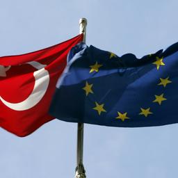 Eine EU-Flagge und eine türkische Flagge