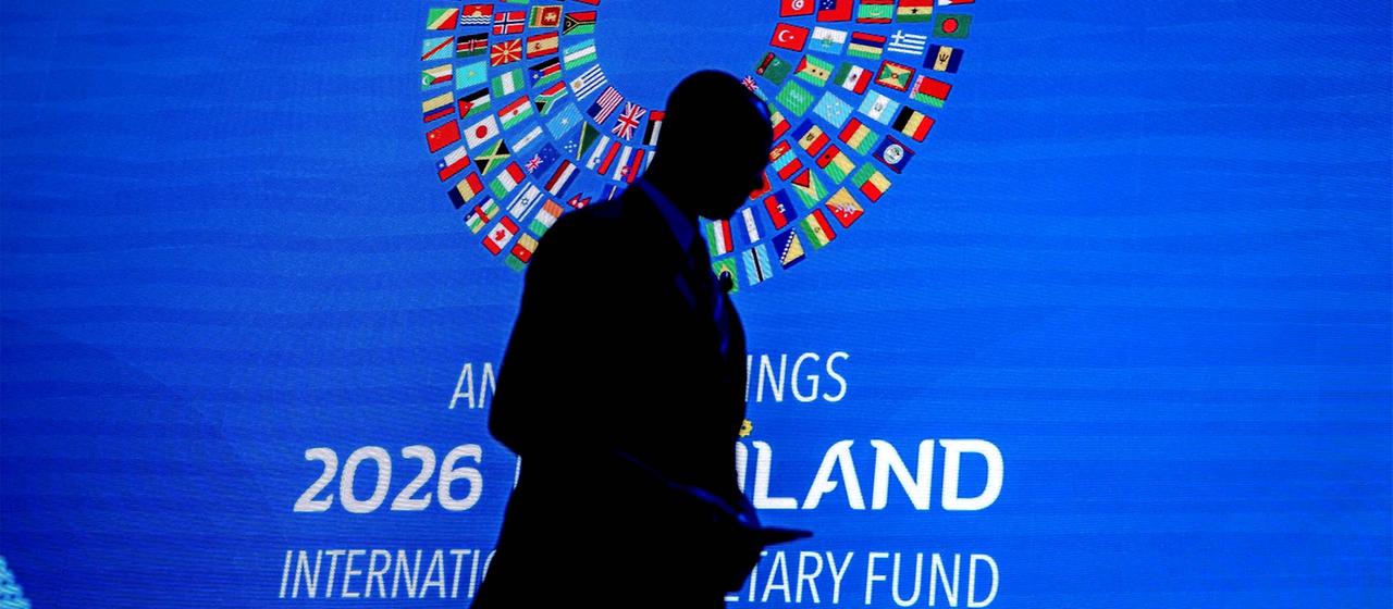 Silhouette eines Teilnehmers vor dem Logo des IWF Jahrestreffen in Thailand.