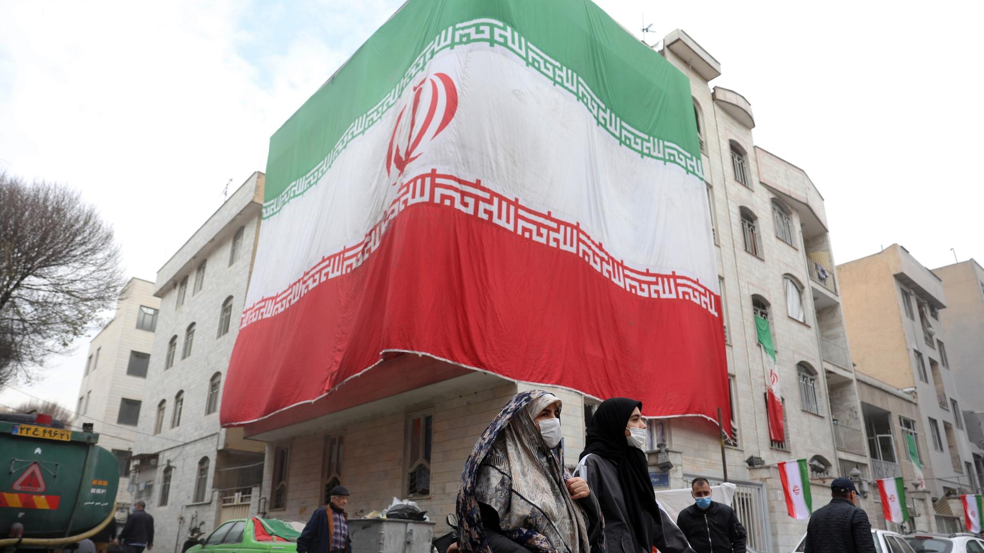 Eine große Flagge hängt an einem Gebäude in Teheran | EPA