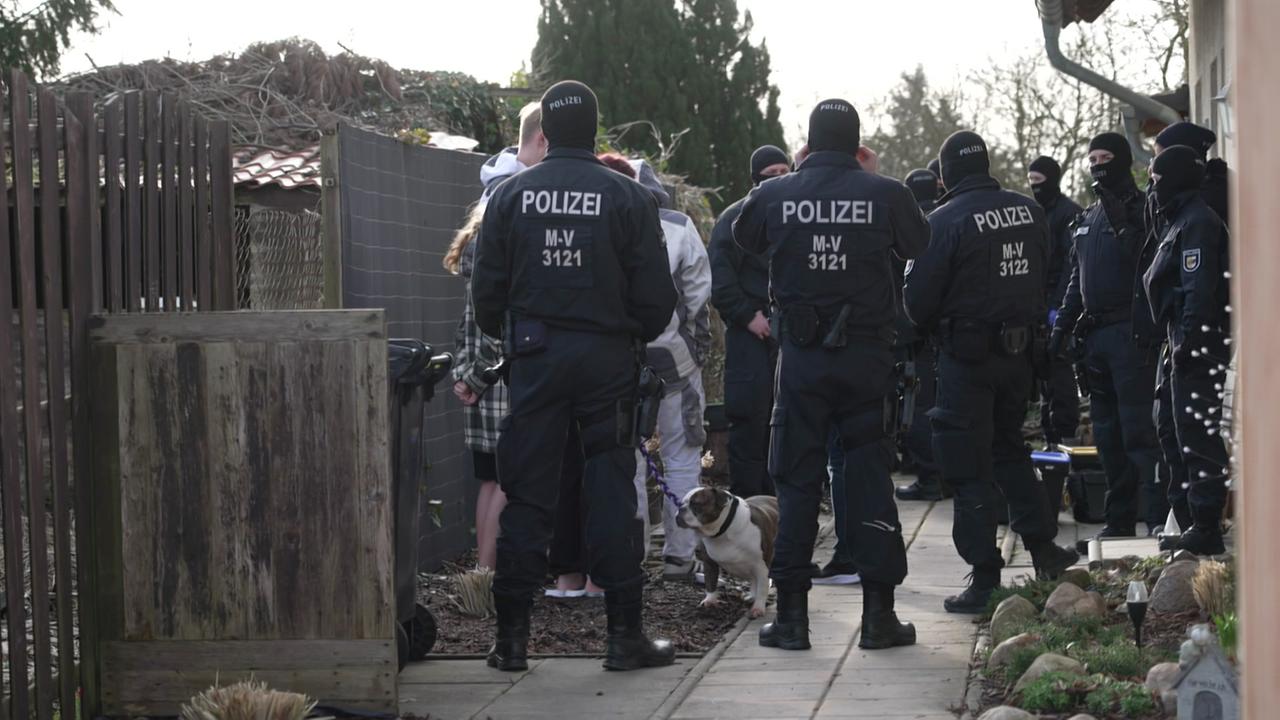 Rechtsextremismus: Weitere Razzien bei der “Letzten Verteidigungswelle”