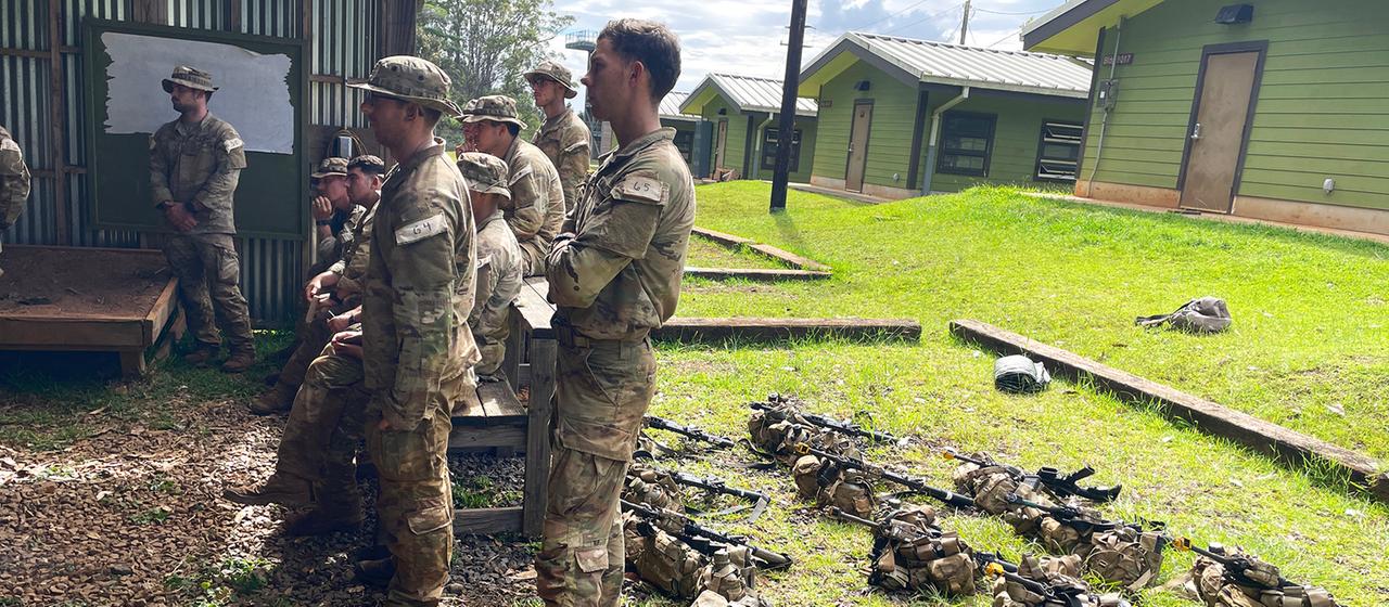 US-Soldaten nehmen an einer Besprechung teil.
