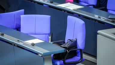 Die Tasche von Olaf Scholz liegt auf dem Kanzlersessel der Regierungsbank.