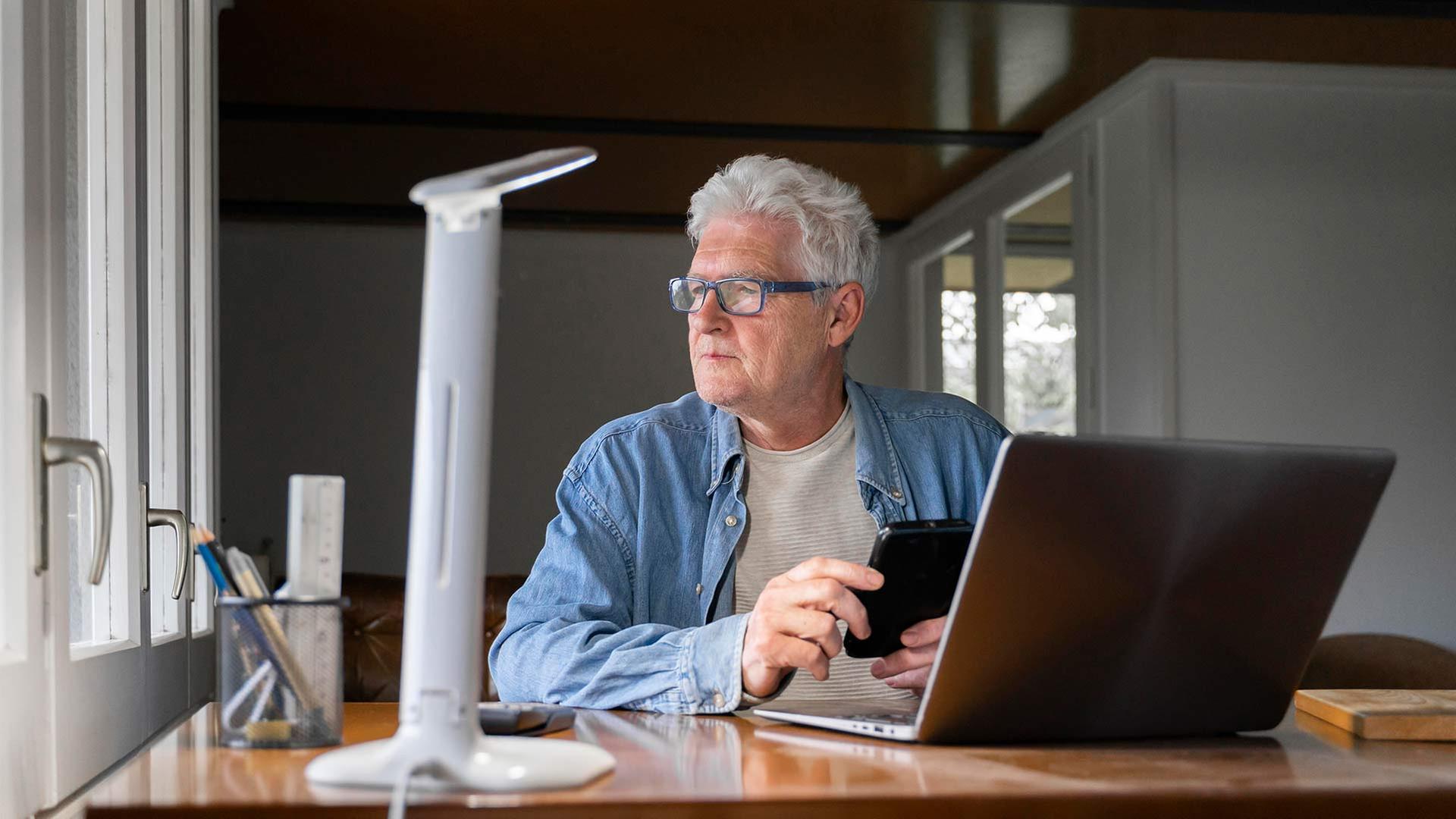 Mann bei der BÃ¼roarbeit. | picture alliance / Westend61