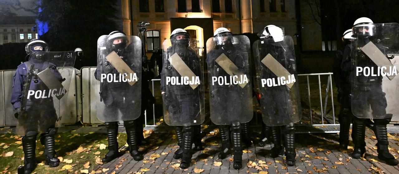 Polizisten sind vor dem Gebäude des polnischen Verfassungsgerichts in Warschau im Einsatz