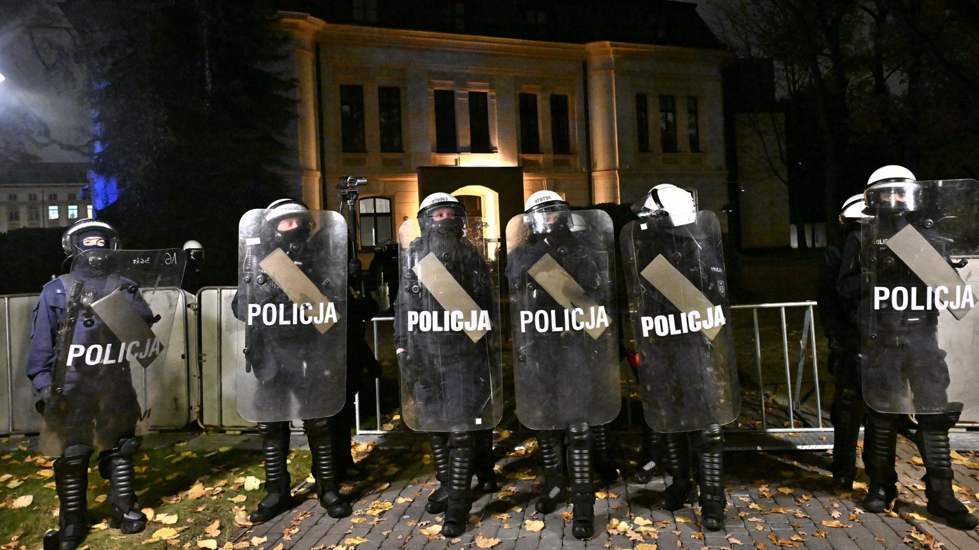 Polizisten sind vor dem Geb�ude des polnischen Verfassungsgerichts in Warschau im Einsatz | Radek Pietruszka/PAP/dpa