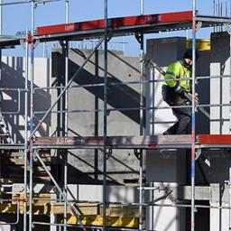 Eine Person bewegt sich auf einem Baugerüst.
